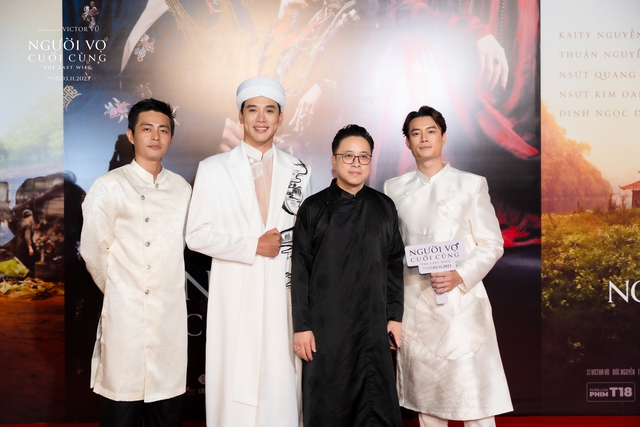 Đạo diễn Victor Vũ cùng các diễn viên nam trong phim: Thuận Nguyễn, Quốc Huy, Anh Dũng