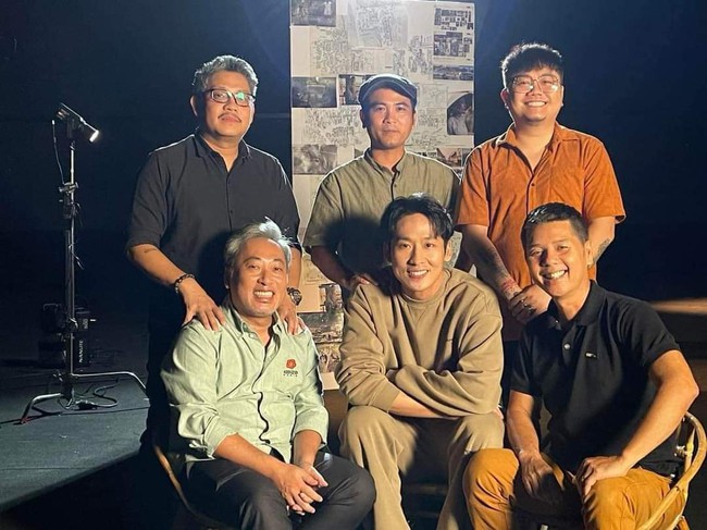Đạo diễn Nguyễn Quang Dũng (ngoài cùng bên trái hàng đầu) và ê-kíp phim 'Đất rừng phương Nam'. Ảnh: FBNV