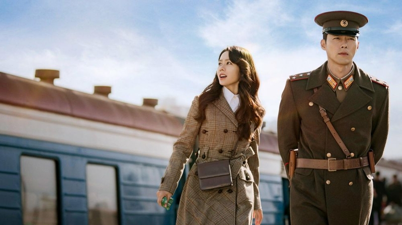 Bộ phim Hạ Cánh Nơi Anh - Crash Landing On You xoay quanh câu chuyện tình cảm của Yoon Seri (Son Ye Jin thủ vai) và sành điệu cùng với Ri Jung Hyuk (Hyun Bin thủ vai)
