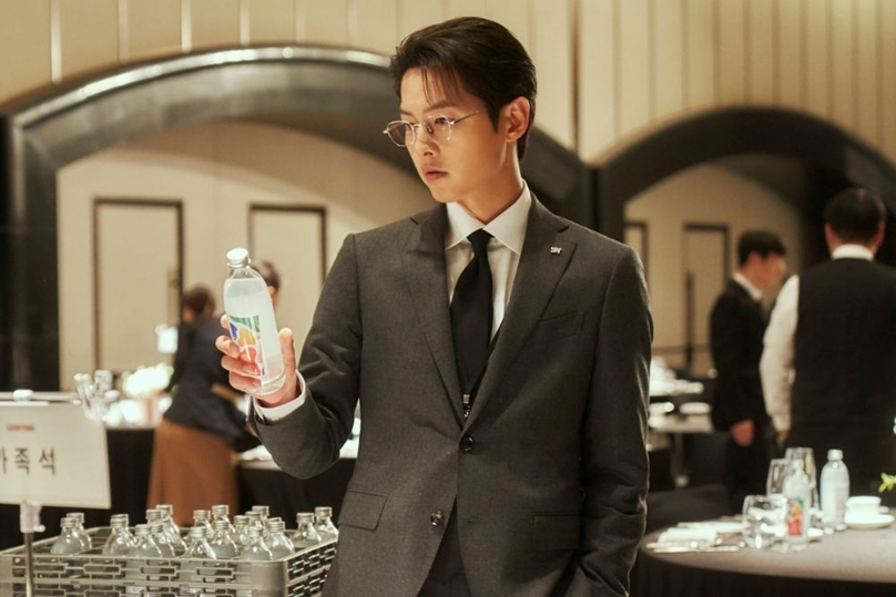 Bộ phim được phát triển trên cốt truyện độc đáo, kể về câu chuyện của Yoon Hyun Woo (Song Joong Ki thủ vai) - một nhân viên trung thành của tập đoàn Soonyang, nhưng sau đó lại bị một thành viên của gia tộc này phản bội và sát hại