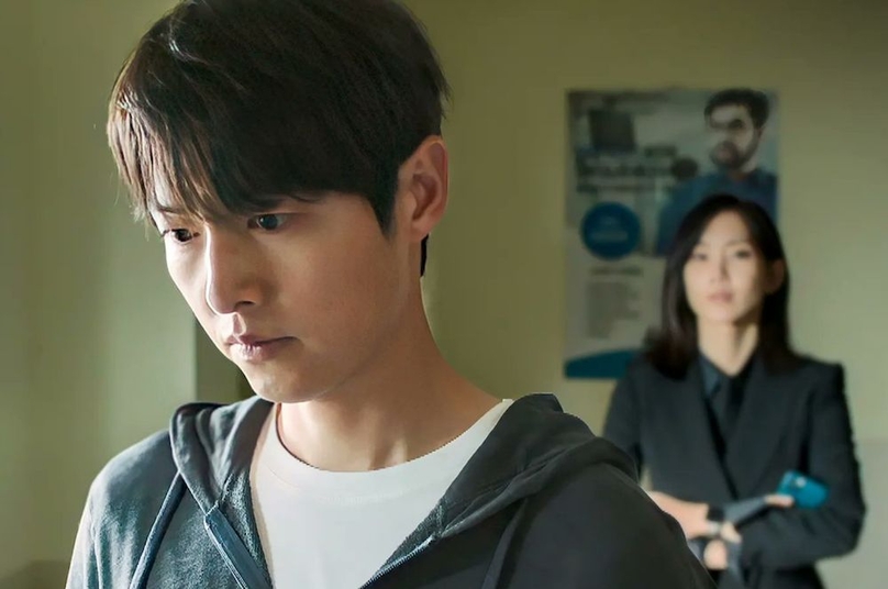 Khi vào vai Yoon Hyun Woo, Song Joong Ki thể hiện hình ảnh của một người đàn ông cúc cung tận tụy