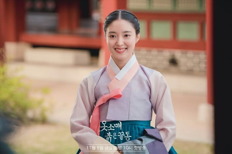Trong Cổ Tay Áo Màu Đỏ, Se Young đã hóa thân vào vai cung nữ Sung Deok Im