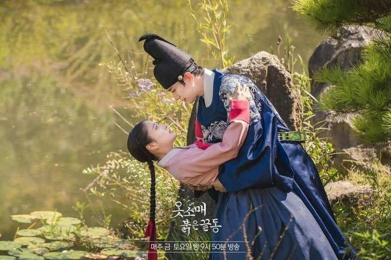 Cổ Tay Áo Màu Đỏ (The Red Sleeve) kể về câu chuyện tình yêu của thái tử Lee San (Lee Junho đóng) và nàng cung nữ Sung Deok Im (Lee Se Young đóng)