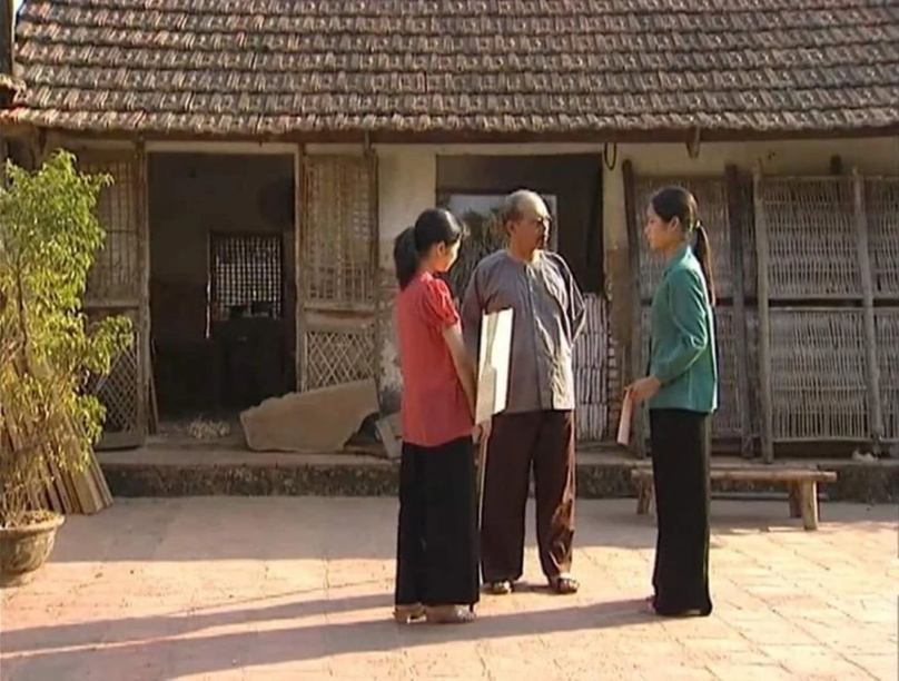 Bộ phim Đất Và Người kể về ngôi làng Giếng Chùa có 2 dòng họ Trịnh và họ Vũ với những oán hận, mưu mô, thù địch đan xen nhau