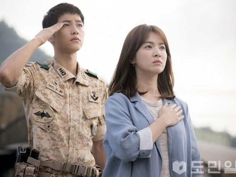 Hậu Duệ Mặt Trời (Descendants of the Sun) là câu chuyện tình cảm của Yoo Shi Jin (Song Joong Ki), đội trưởng lực lượng gìn giữ hòa bình của Liên Hợp Quốc, và nàng bác sĩ Kang Mo Yeon (Song Hye Kyo)