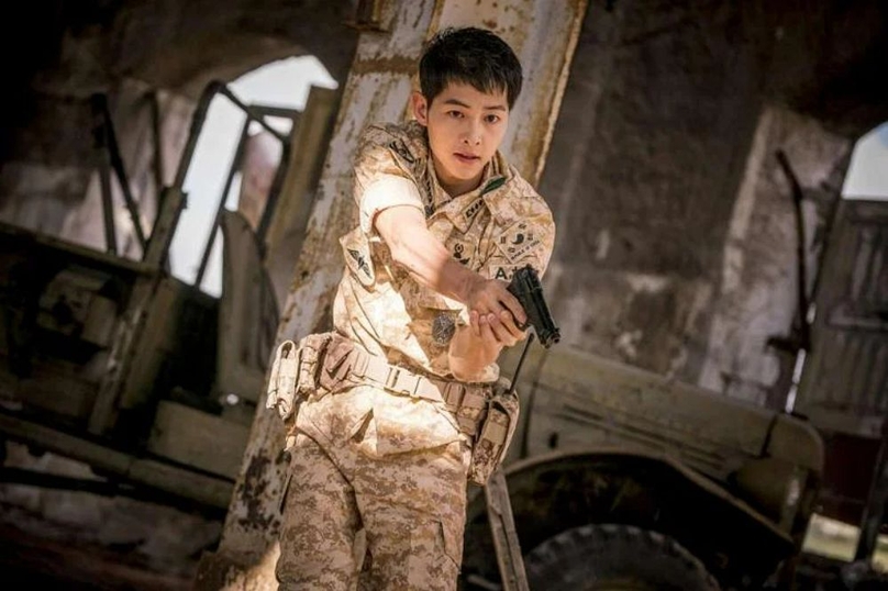 Trong Hậu Duệ Mặt Trời (Descendants of the Sun), Yoo Shi Jin (Song Joong Ki) là một đại úy mang trên mình nhiệm vụ quốc gia, bảo vệ cuộc sống bình yên của người dân