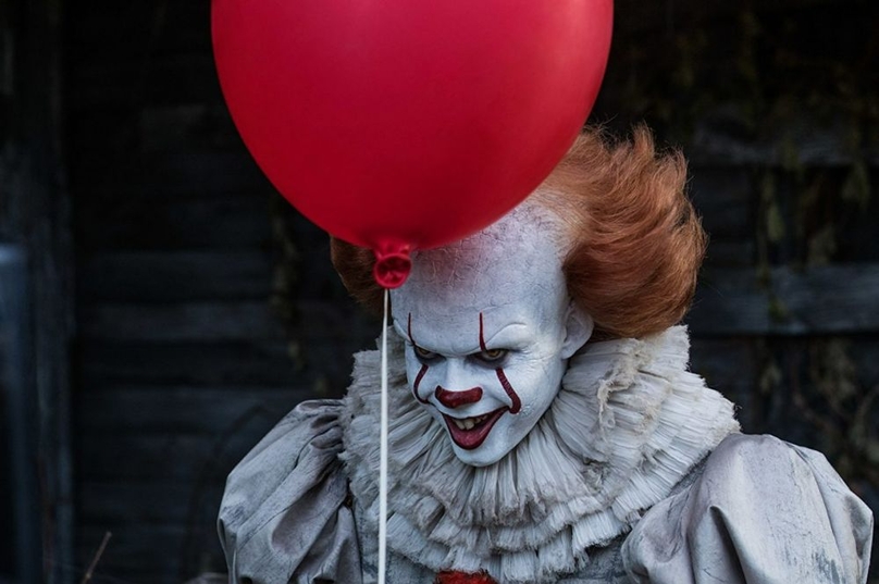 Ma hề Pennywise là một kẻ vô cùng xảo trá, hắn thường xuyên chơi đùa với lũ trẻ bằng cách cụ thể hóa nỗi sợ của chúng