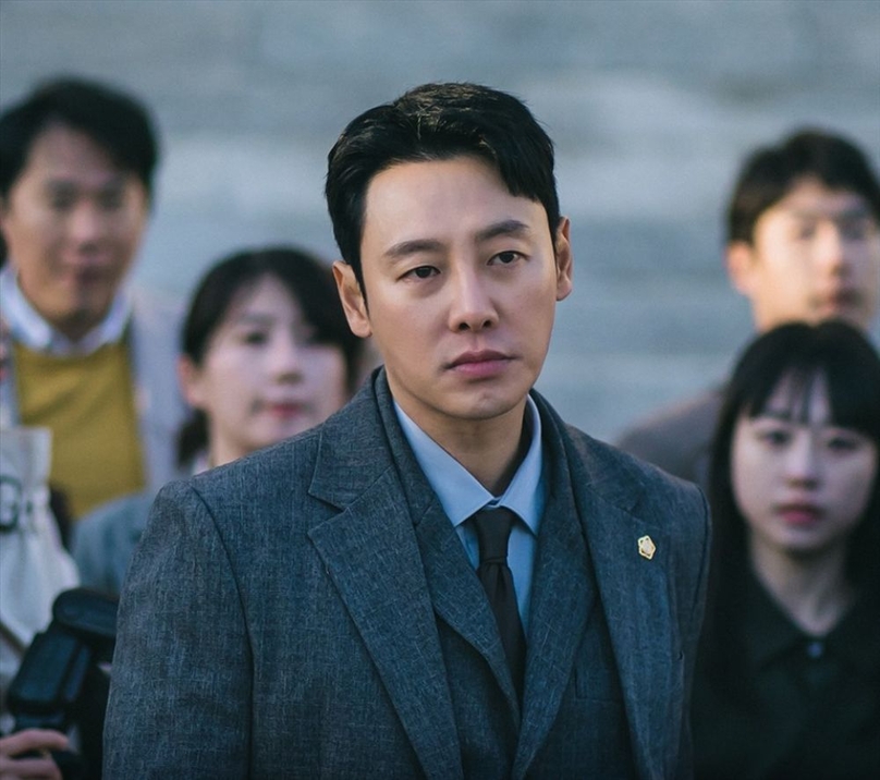 Vai diễn luật sư Han Moo Young được Kim Dong Wook đảm nhiệm, là một người mắc chứng đồng cảm quá mức