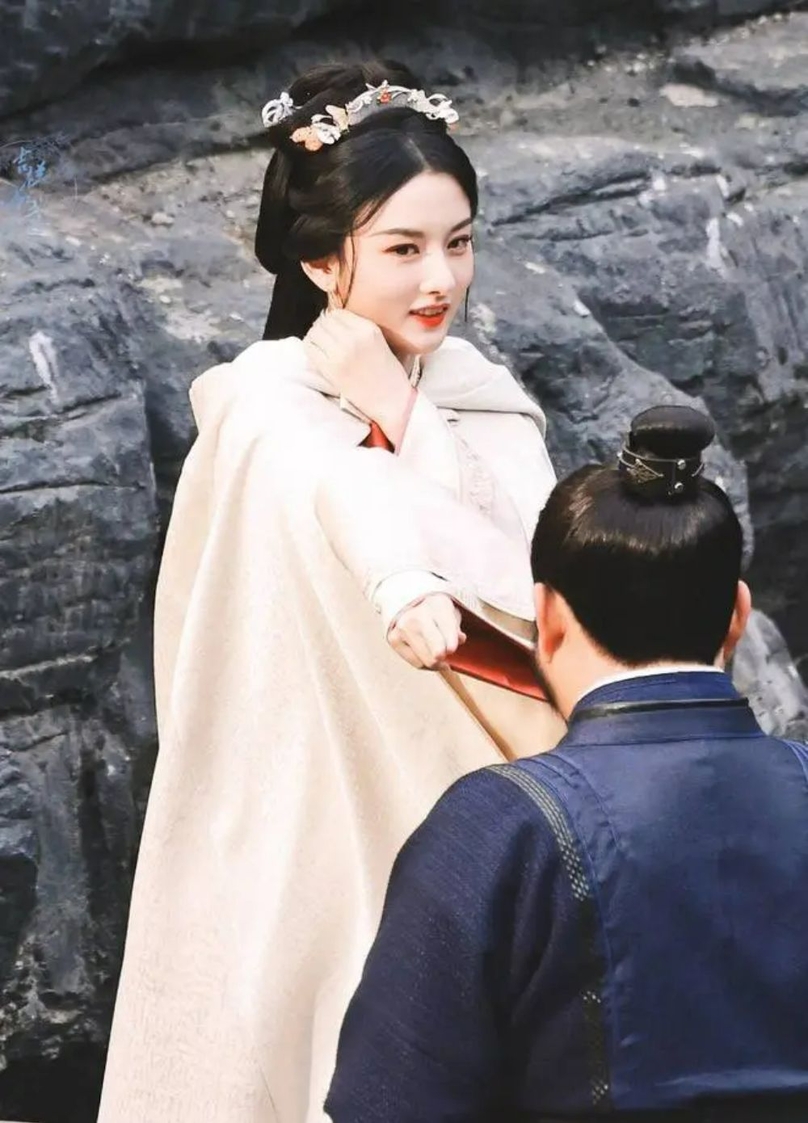 Đảm nhận vai nữ chính trong bối cảnh thời Đông Hán, Tiểu Kiều của Tống Tổ Nhi xuất hiện đầy khí chất và xinh đẹp