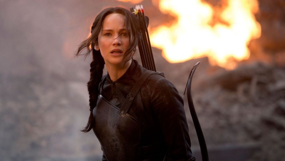 Lawrence trở lại với vai nữ chính trong The Hunger Games (2012) được chuyển thể từ tiểu thuyết ăn khách