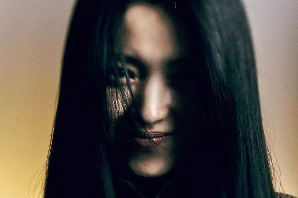Kim Tae Ri đảm nhận “vai diễn kép” Goo San Young - một người là San Young nguyên bản còn một người khi bị ác quỷ chiếm đóng