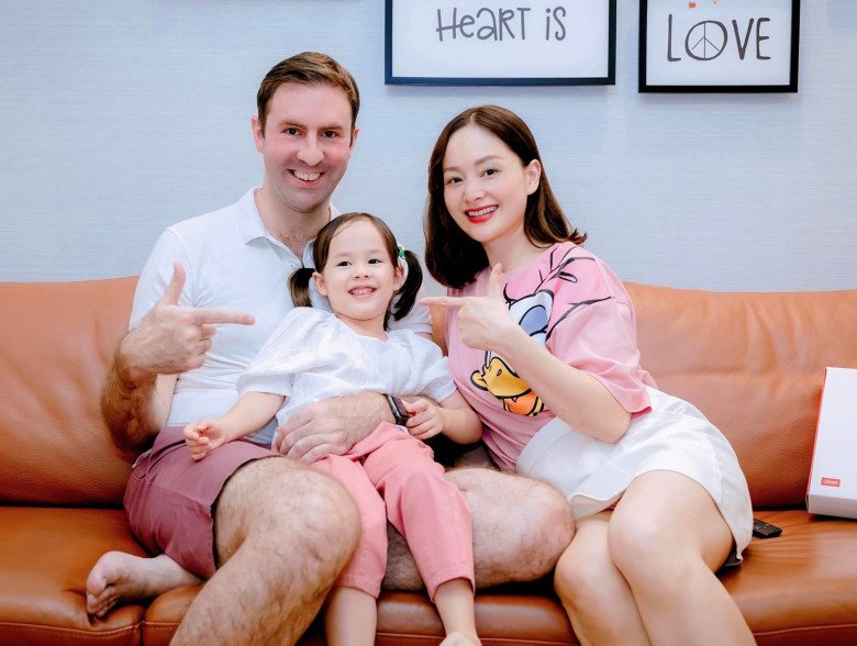 Gia đình hạnh phúc của nữ diễn viên Lan Phương với chồng Tây và con gái. Ảnh sưu tầm
