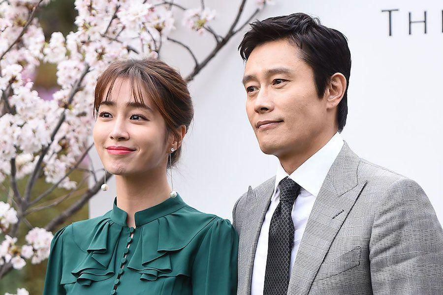 Lee Byung Hun chụp ảnh cùng vợ