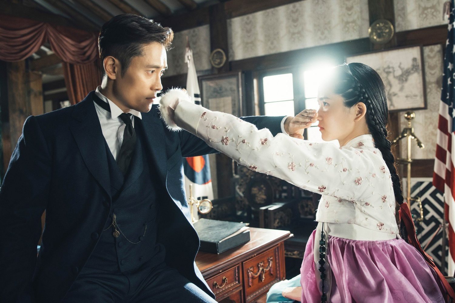 Kim Tae Ri đóng cặp cùng Lee Byung Hun trong bộ phim Quý Ngày Ánh Dương