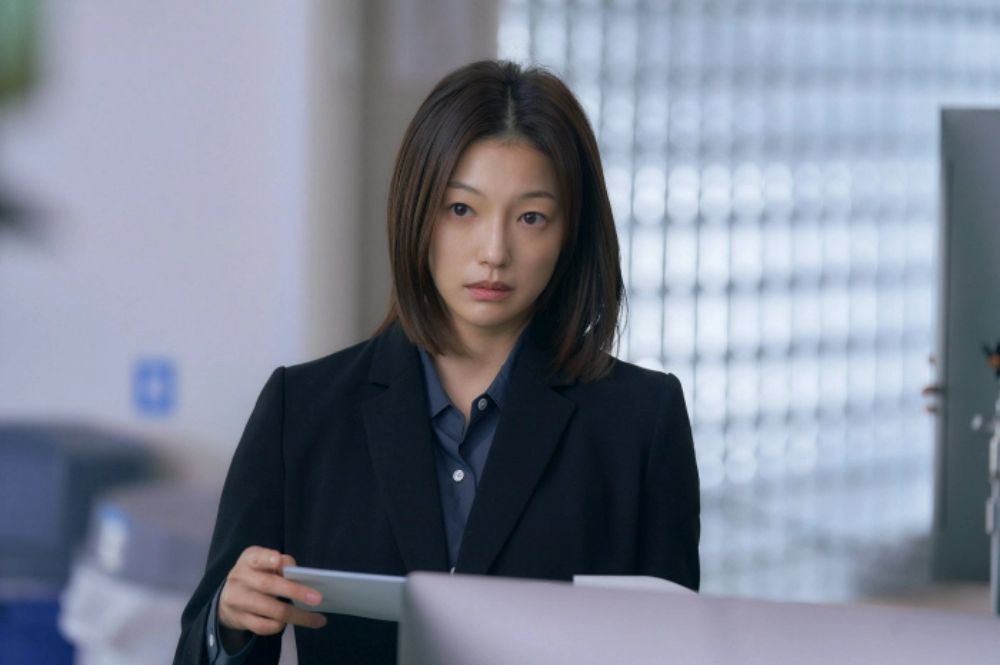 Trong lần tái xuất này, người đẹp vào vai Jang Mi Ho - một nữ nhân viên ngân hàng nhưng tình cờ gặp lại và tiếp xúc với bạn học cũ Oh Yoo Jin