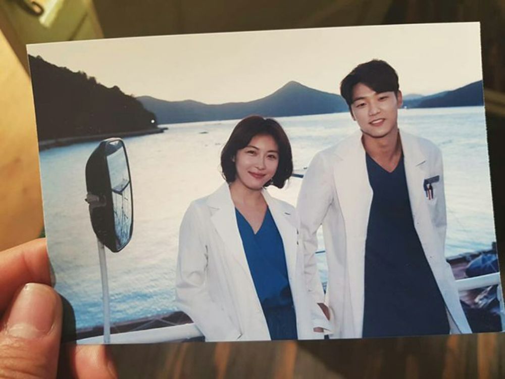 Dù được đóng chính với nữ diễn viên đình đám Ha Ji Won trong bộ phim Con Tàu Y Đức (Hospital Ship), Kang Min Hyuk càng thêm “lép vế” và không có cơ hội để tỏa sáng