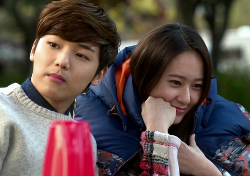 Trong The Heirs, anh đảm nhận vai diễn Yoon Chan Young - học sinh trung học đứng đầu lớp và là người bạn trai lý tưởng của nhân vật Lee Bo Na (Krystal Jung)