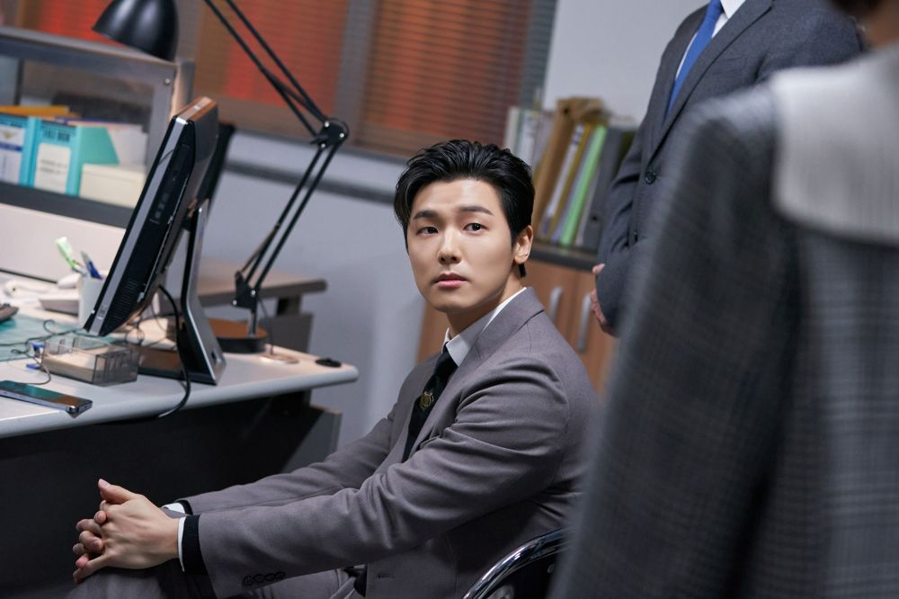 Trong Celebrity (Người Nổi Tiếng), Kang Min Hyuk hóa thân thành Han Jun Kyung - một tài phiệt giàu có, rất kênh kiệu và đã quen lối sống hưởng thụ