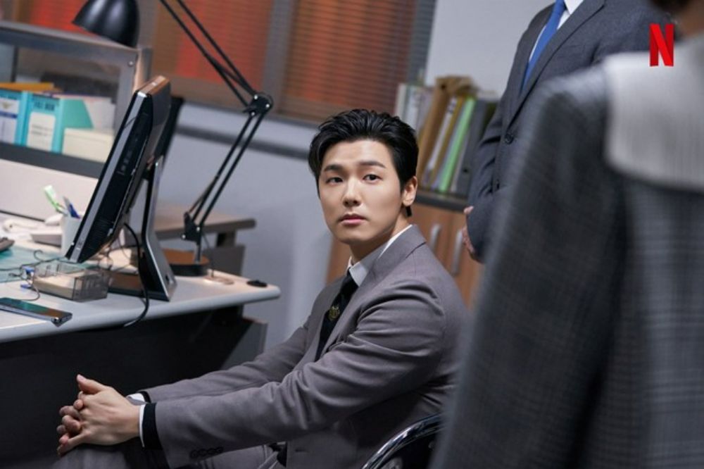Han Jun Kyung (Kang Min Hyuk) là một tài phiệt giàu có, rất kênh kiệu và quen lối sống hưởng thụ