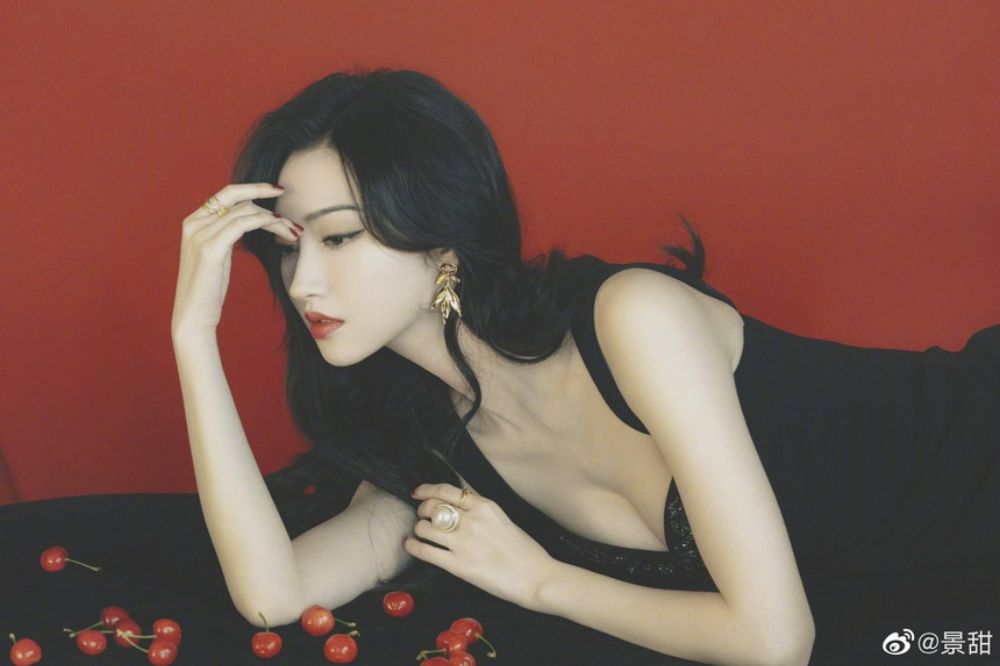 ‘Đệ nhất mỹ nữ Bắc Kinh’ là tên gọi mà nhiều người ưu ái dành cho nữ diễn viên Cảnh Điềm bởi cô sở hữu nhan sắc thanh tú, gương mặt ăn ảnh tự nhiên
