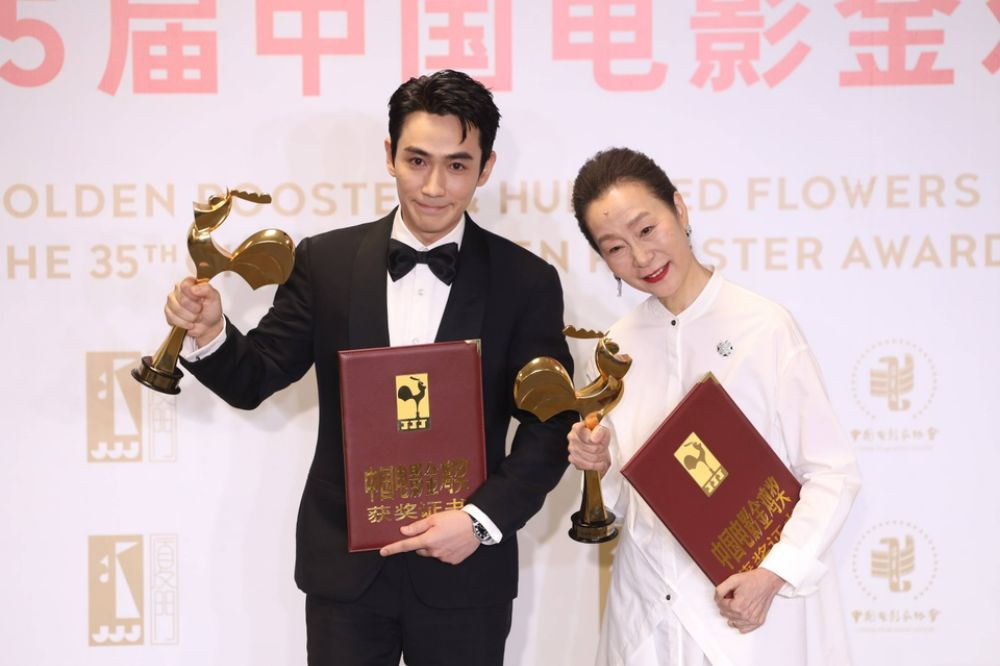Chu Nhất Long nhận về danh hiệu “nam diễn viên chính xuất sắc nhất” tại LHP Kim Kê lần thứ 35