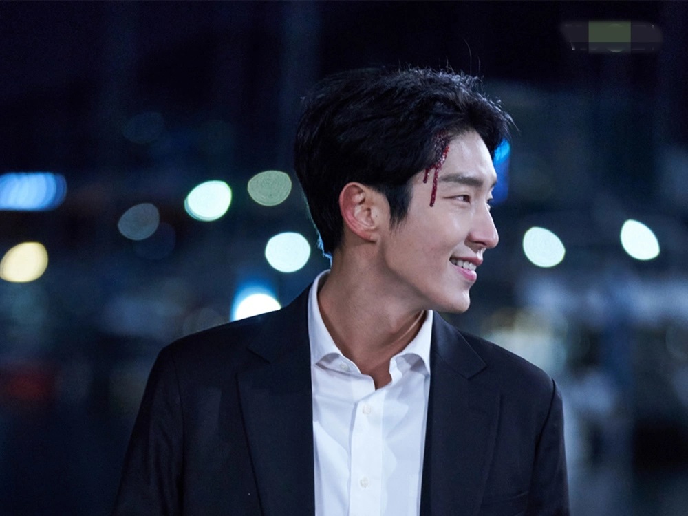 Lee Jun Ki vào vai công tố viên Kim Hee Woo được tái sinh sau tai nạn khi điều tra vụ án tham nhũng của giới chính trị. Ảnh sưu tầm