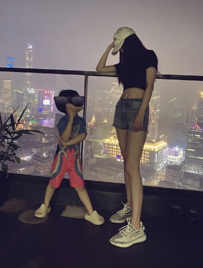 Angelababy đăng tải hình ảnh chụp cùng con trai