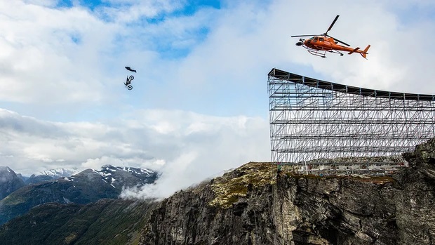 Phân đoạn ấn tượng nhất khi Tom Cruise tự lái moto với tốc độ cao ở trên vách núi, sau đó là phóng xe nhảy dù ở giữa không trung. Ekip phải dựng mô hình con dốc dài 135m và cao 10 để giúp cho nam diễn viên lấy đà để nhảy dù