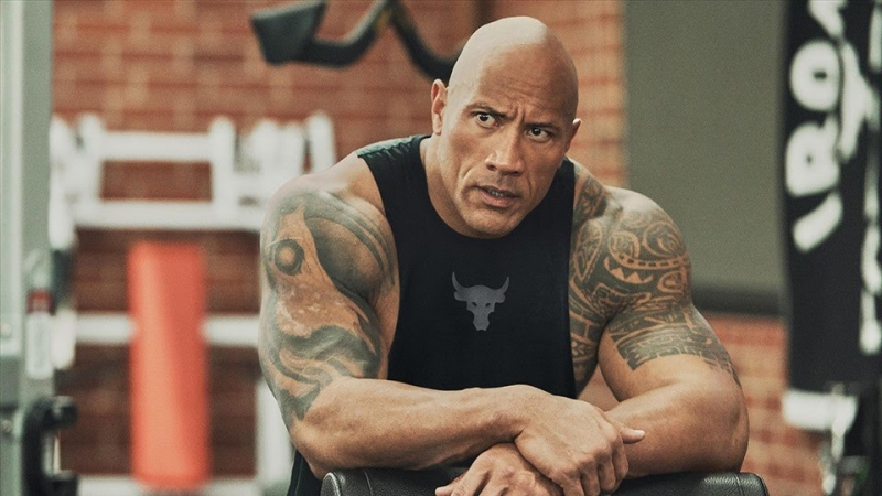 Gác lại với giấc mơ bóng bầu dục, Dwayne Johnson được cha thuyết phục theo con đường đấu vật và đào tạo anh thành một chiến binh sừng sỏ trên sàn đấu