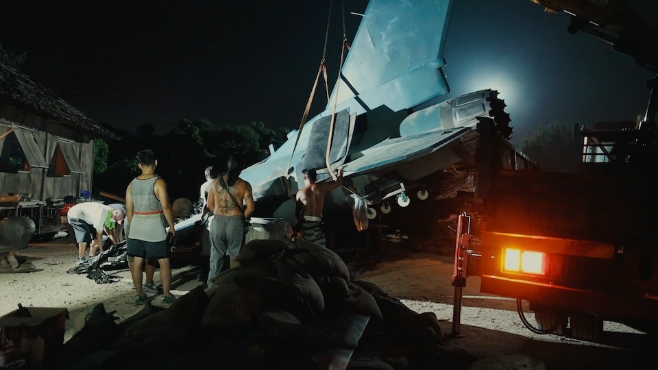 Và xác máy bay ở trong phim chính là mô hình được đặt làm theo kích thước thật và có thể tháo lắp để phục vụ cho cảnh máy bay bị bắn hạ, mảnh vỡ rơi xuống mặt đất