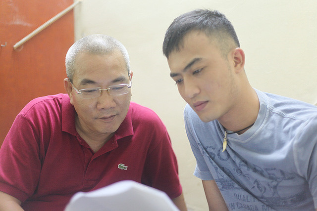 Đạo diễn Nguyễn Danh Dũng sinh năm 1970, tốt nghiệp Đại học Sân khấu - Điện ảnh (1998) rồi đầu quân về Hãng phim truyền hình của Đài Truyền hình Việt Nam