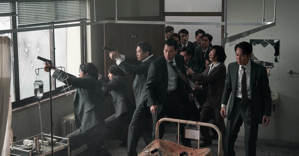 Săn lùng - Hunt dưới sự cầm trịch của đạo diễn Lee Sung jae đã mang đến cho khán giả câu chuyện tâm lý gián điệp ly kỳ cùng với những pha hành động kịch tính