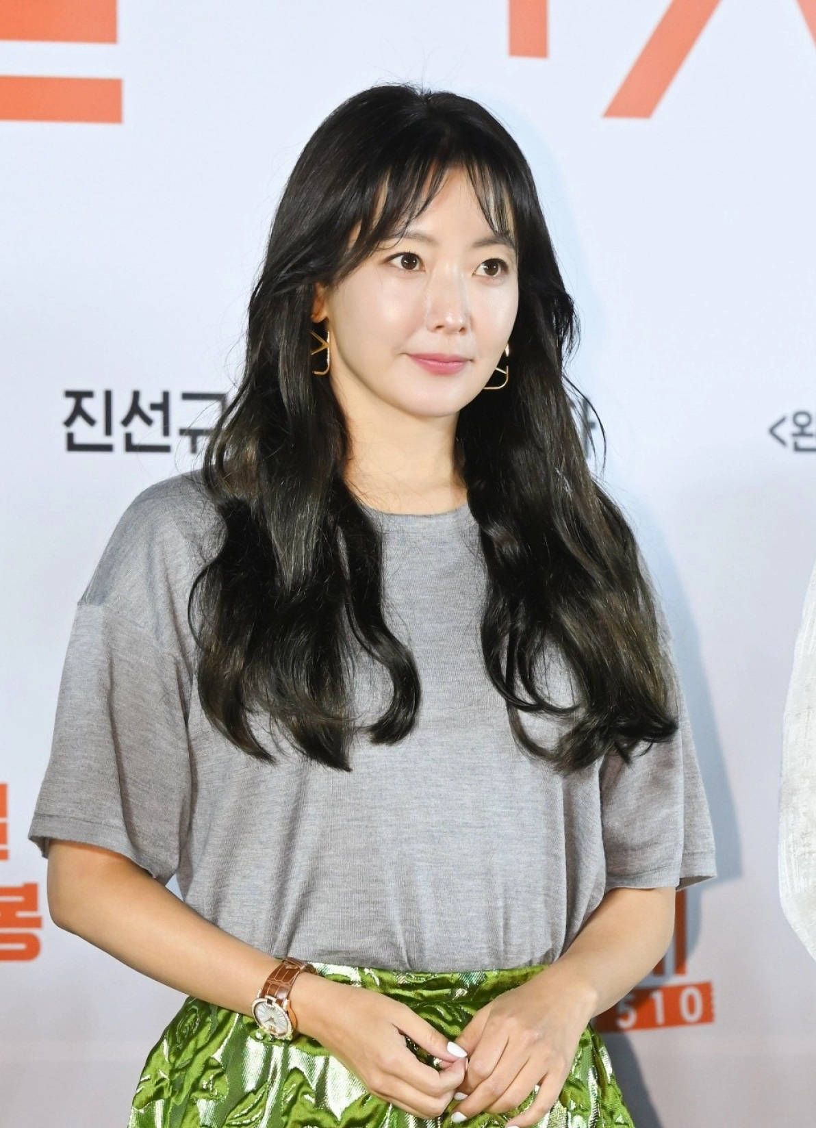 Xuất hiện ở buổi họp báo cho bộ phim Honeysweet đã được tổ chức ở Seoul, Hàn Quốc, Kim Hee Sun diện chiếc áo phông xám và váy xòe màu xanh lá cây