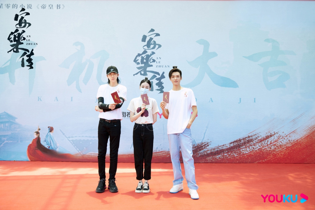 Lưu Vũ Ninh (bên trái) có chiều cao mà các đạo diễn phim mong muốn