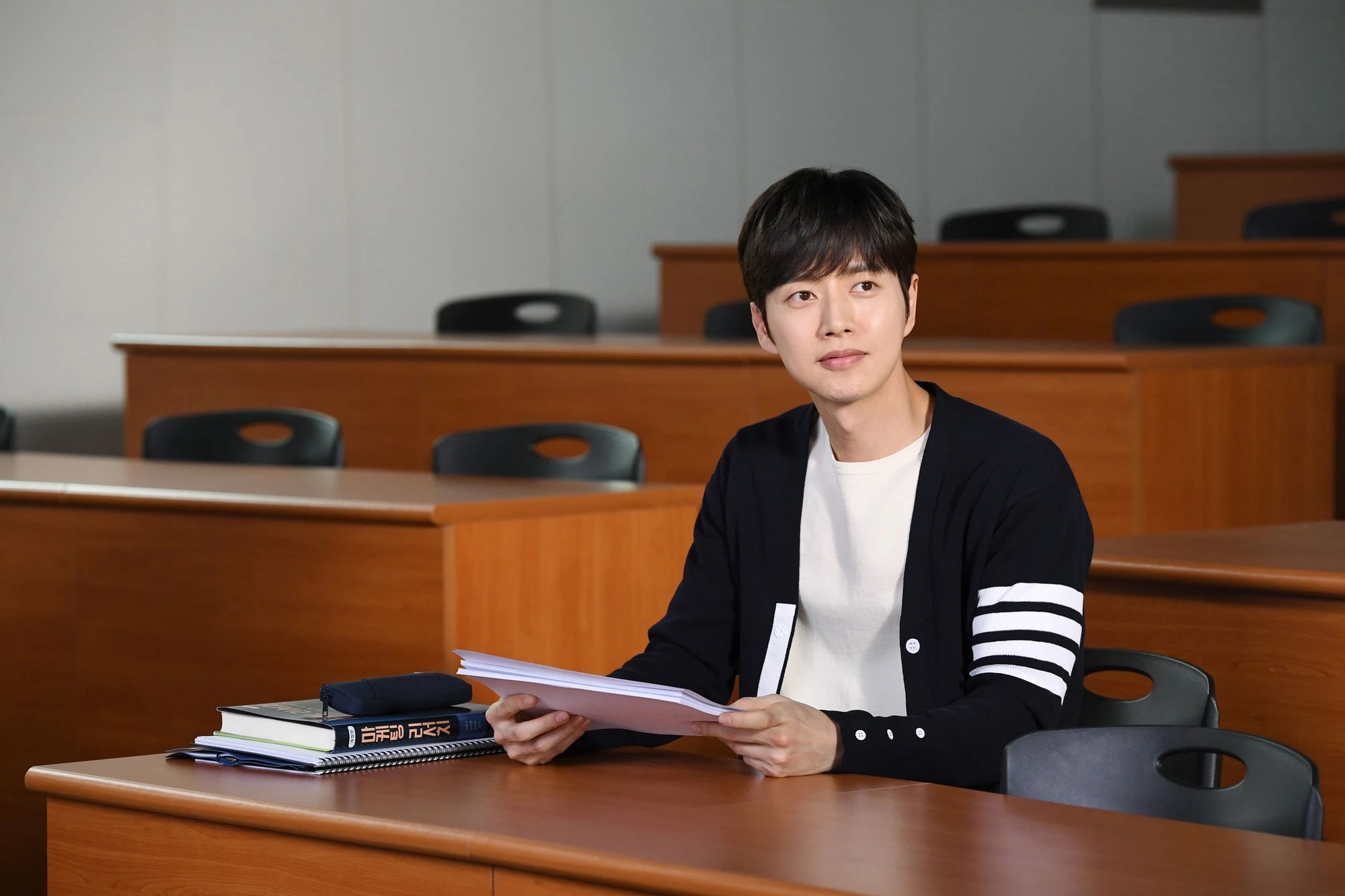 Park Hae Jin đảm nhận vai tiền bối Yoo Jung - một chàng trai hoàn hảo từ đầu đến chân