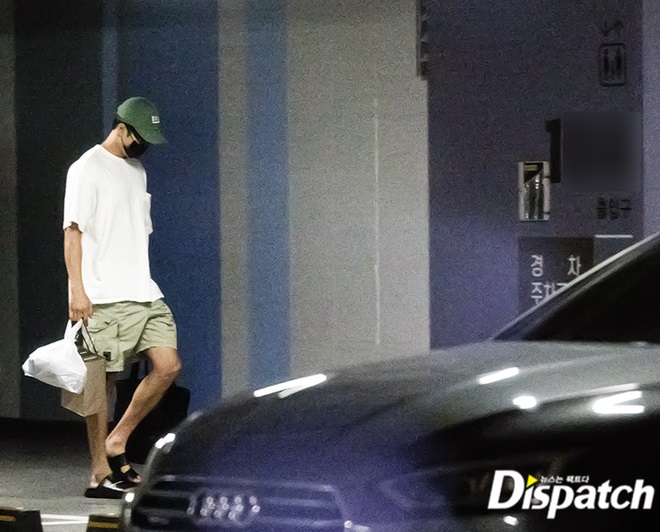 Theo nguồn tin chia sẻ thì Ahn Bo Hyun đã bị cánh săn ảnh bắt gặp lái xe đón Jisoo. Cả hai đã thường xuyên hẹn hò ở nhà
