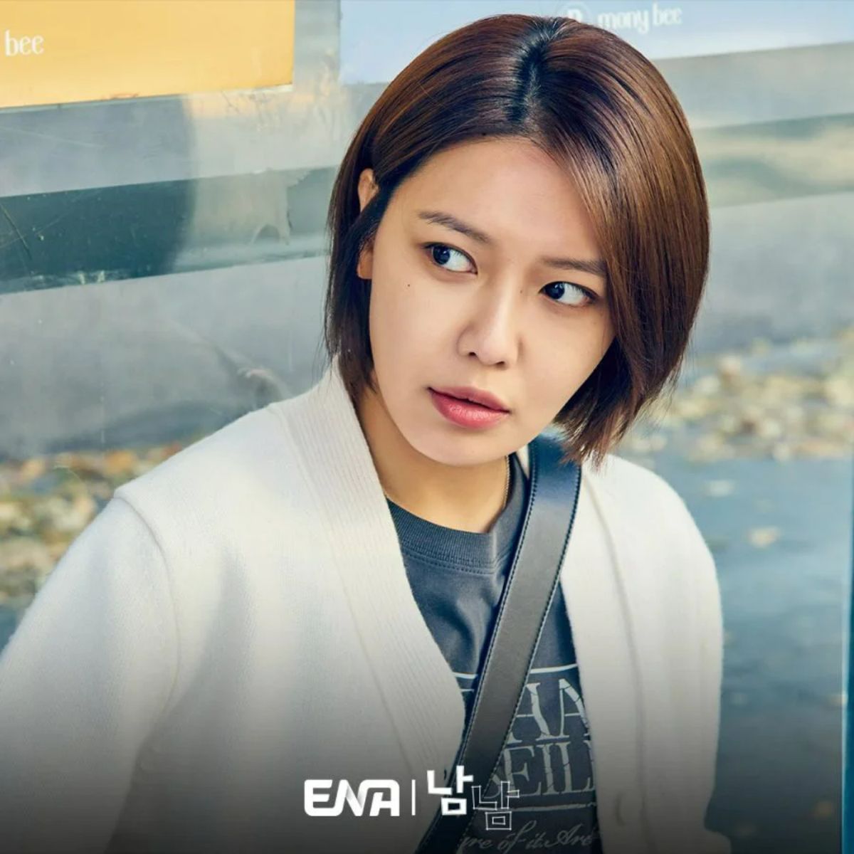 Vào vai một nữ cảnh sát lạnh lùng, Sooyoung xuất hiện với giao diện siêu đơn giản, gương mặt gần như để mộc trong vài khoảnh khắc