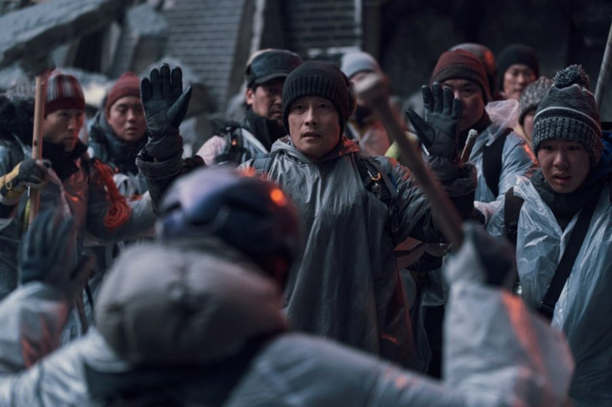 Trong phim, Lee Byung Hun vào vai Young Tak - người bảo vệ chung cư Hwang Goong khỏi những kẻ xấu xâm nhập từ bên ngoài
