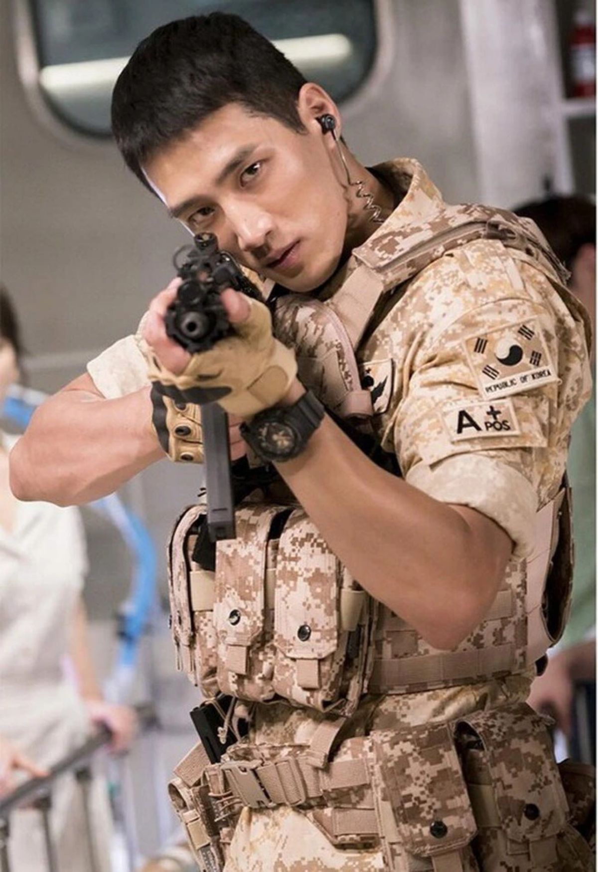 Sau 2 năm chỉ miệt mài đóng vai phụ, cuối cùng tên tuổi của Ahn Bo Hyun đã vụt sáng với vai diễn Trung sĩ Lim Gwang Nam trong phim Hậu Duệ Mặt Trời