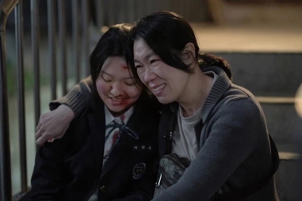 Ghi nhận, trước vai diễn xuất sắc ở Mask Girl vào hồi đầu năm nay, Yeom Hye Ran còn gây sốt với bom tấn The Glory cũng vào vai một người mẹ làm mọi thứ để bảo vệ con gái của mình