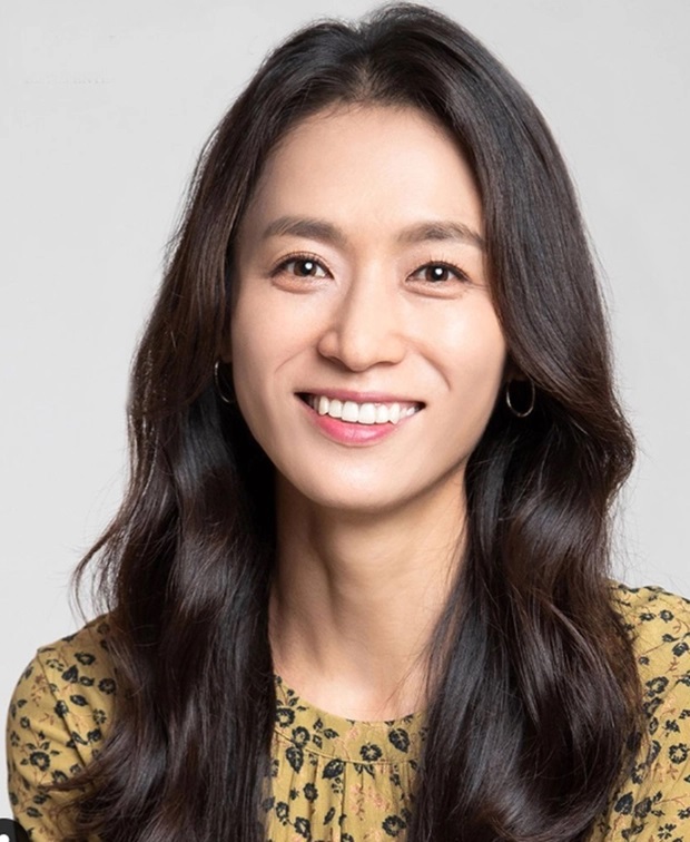 Yoo Mi tương đối trẻ đẹp, nhất là so với độ tuổi thật của mình (44 tuổi)