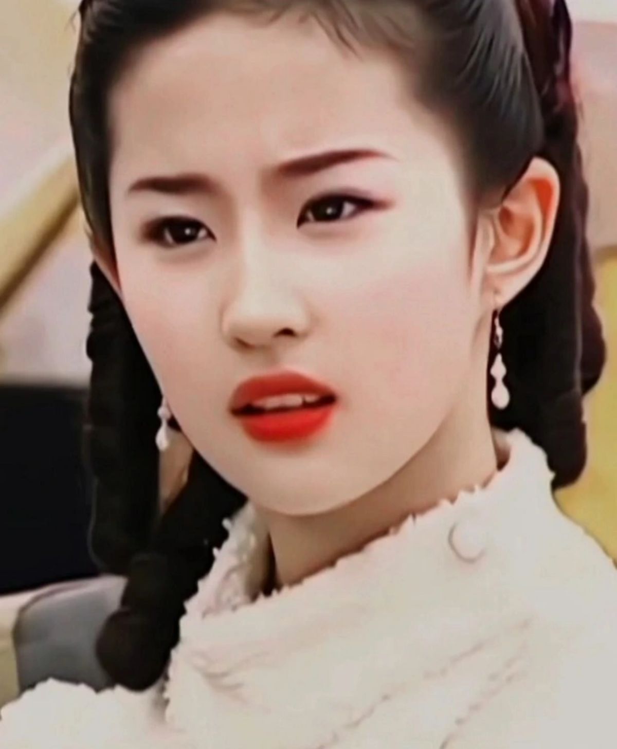 Đỉnh cao nhan sắc của mỹ nữ họ Lưu phải kể từ năm 15 tuổi, khi cô xuất hiện trong Kim Phấn Thế Gia với vai diễn Bạch Tú Châu