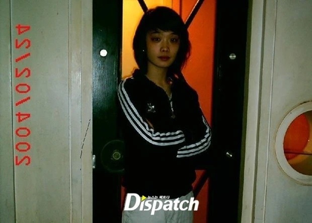 Dispatch đã khiến cho dư luận xứ Hàn chấn động khi đã tung ra loạt bằng chứng tố cáo Kim Hieora là chị đại học đường ở ngoài đời, nằm ở trong băng nhóm bạo lực học đường giống hệt với vai diễn của cô ở trong phim The Glory