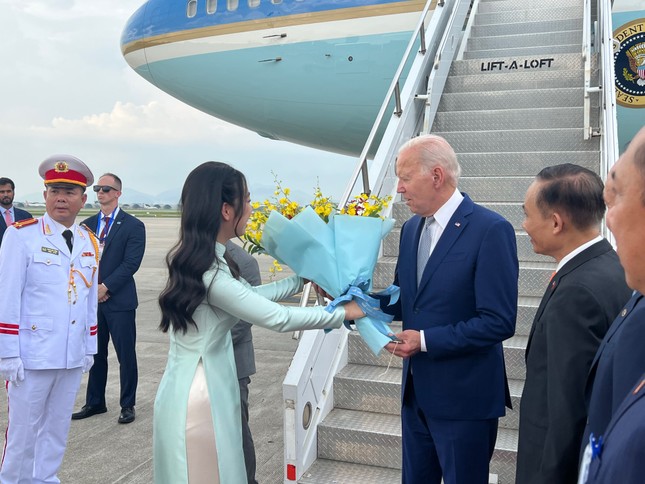 Nguyễn Trà My, học sinh lớp 12H, Trường Phổ thông liên cấp Olympia, Hà Nội vinh dự tặng hoa cho Tổng thống Mỹ Joe Biden