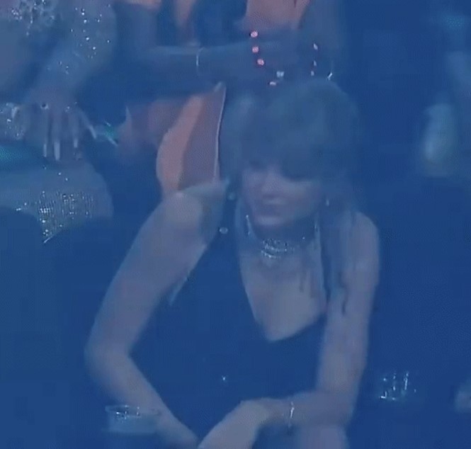Loạt biểu cảm của Taylor Swift xem Stray Kids diễn tại VMAs