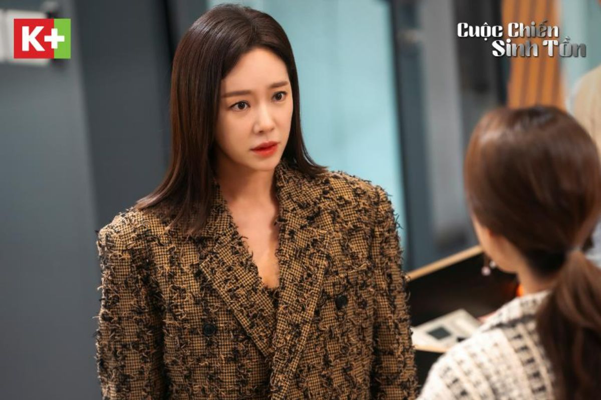 Nữ diễn viên Hwang Jung Eum trong Cuộc Chiến Sinh Tồn hóa thân thành Geum Ra Hee - CEO của một công ty sản xuất phim truyền hình