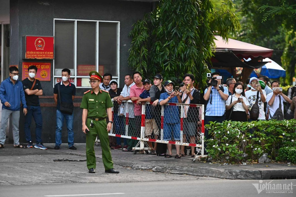 Đúng 6h sáng, người dân và youtuber đã kéo đến đứng dọc ở 2 bên cổng tòa. Ảnh: Vietnamnet