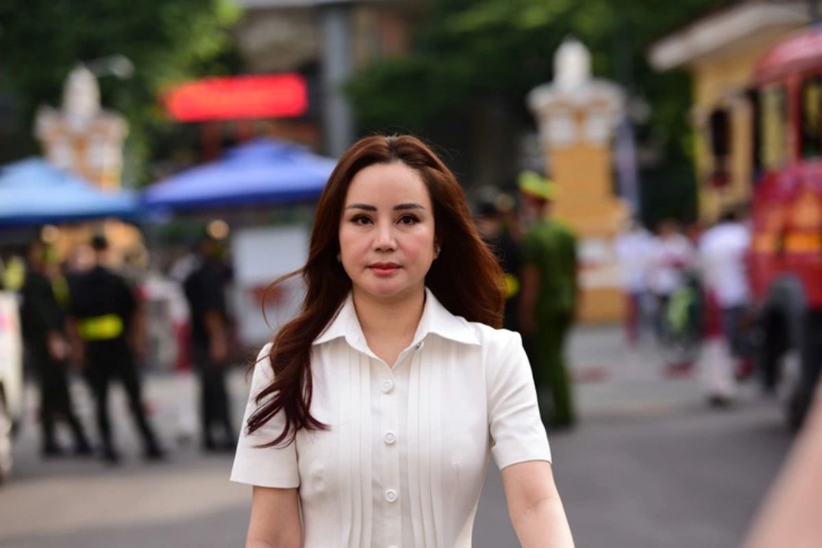 Cũng khoảng 8h, bà Nguyễn Thị Mỹ Oanh (ca sĩ Vy Oanh) và luật sư Trương Anh Tú và luật sư Ngô Huỳnh Phương Thảo (bảo vệ quyền và lợi ích hợp pháp cho Vy Oanh) cũng đã đến tòa. Ảnh: Tuổi Trẻ