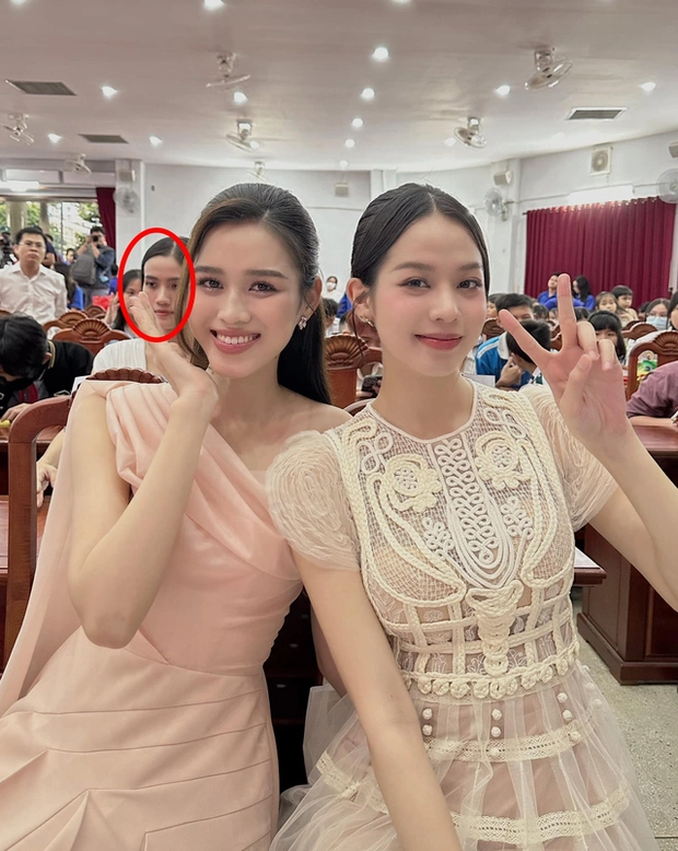 Cô gái đằng sau thực ra là Trương Quý Minh Nhàn - Á hậu 2 Miss Grand Vietnam 2023