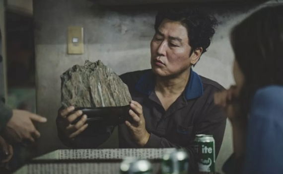 Hòn đá thể hiện cho ước mơ đổi đời của gia đình Ki-woo